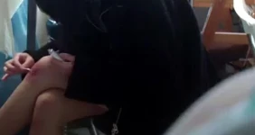 무릎에 약 바르고 스타킹 신는 김소현 움짤